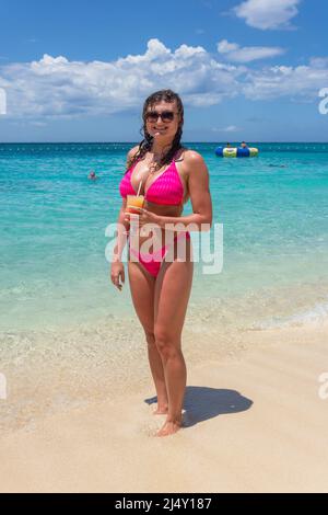 Junge Frau am Strand von Doctor's Cave Beach, Montego Bay, St James Parish, Jamaica, Greater Antilles, Karibik Stockfoto