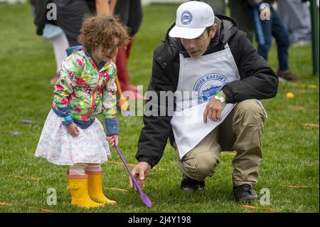 Washington, Usa. 18. April 2022. Am Montag, den 18. April 2022, besuchen Kinder die Ostereierrolle auf dem South Lawn des Weißen Hauses in Washington, DC. Die Tradition der Ostereierrolle, die 1878 unter Präsident Rutherford B. Hayes begann, kehrt in diesem Jahr zurück, nachdem sie 2020 und 2021 aufgrund der COVID-19-Pandemie abgesagt wurde. Foto von Bonnie Cash/UPI Credit: UPI/Alamy Live News Stockfoto