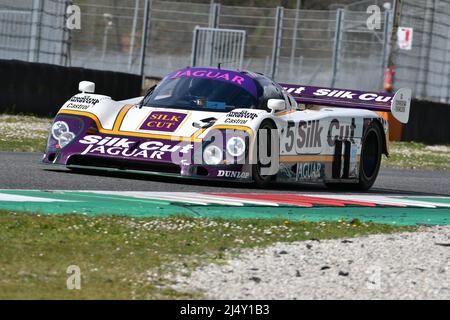 Scarperia, 3. April 2022: Jaguar XJR-9 #5 Jahr 1987 ex Brundle - Lammers - Wallace im Einsatz während des Mugello Classic 2022 auf dem Kurs von Mugello in Italien. Stockfoto