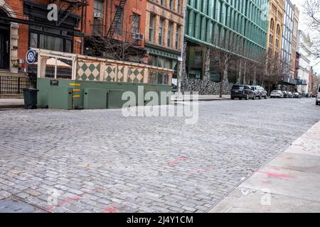 Traditionelle rote Backsteinfassaden im East Village mit Metallfeuerstellen und Außenterrasse auf der Straße in New York City nach der Pandemie Stockfoto