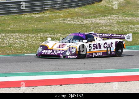 Scarperia, 3. April 2022: Jaguar XJR-9 #5 Jahr 1987 ex Brundle - Lammers - Wallace im Einsatz während des Mugello Classic 2022 auf dem Kurs von Mugello in Italien. Stockfoto