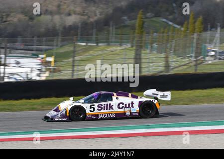 Scarperia, 3. April 2022: Jaguar XJR-9 #5 Jahr 1987 ex Brundle - Lammers - Wallace im Einsatz während des Mugello Classic 2022 auf dem Kurs von Mugello in Italien. Stockfoto