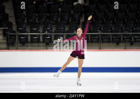 Linnea CEDER (FIN), während des Freilaufens der Frauen, bei den ISU-Junioren-Eiskunstlauf-Weltmeisterschaften 2022, in der Tondiraba Ice Hall, am 17. April 2022 in Tallinn, Estland. Quelle: Raniero Corbelletti/AFLO/Alamy Live News Stockfoto