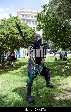 Athen, Griechenland. 16. April 2022. Cosplayer, die als ihre Lieblings-Comic-Figuren verkleidet sind, stehen für ein Foto während des Comicdom Con Festivals, einer dreitägigen Comic-Veranstaltung, die von Non-Profit-Organisationen organisiert wird. (Bild: © Dimitris Aspiotis/Pacific Press über ZUMA Press Wire) Stockfoto