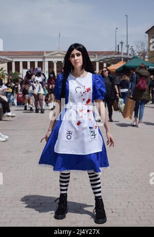 Athen, Griechenland. 16. April 2022. Cosplayer, die als ihre Lieblings-Comic-Figuren verkleidet sind, stehen für ein Foto während des Comicdom Con Festivals, einer dreitägigen Comic-Veranstaltung, die von Non-Profit-Organisationen organisiert wird. (Bild: © Dimitris Aspiotis/Pacific Press über ZUMA Press Wire) Stockfoto