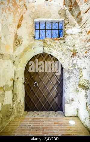 Blick auf eine antike Eisentür der Burg von Ljubljana in den Dungeons Stockfoto