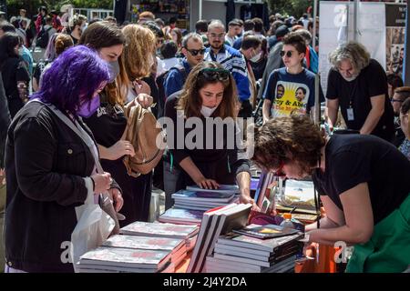 Athen, Griechenland. 16. April 2022. Hunderte nehmen am Comicdom Con Festival Teil, einem dreitägigen Comic-Event, das von gemeinnützigen Organisationen organisiert wird. (Bild: © Dimitris Aspiotis/Pacific Press über ZUMA Press Wire) Stockfoto