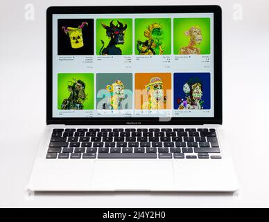 Laptop mit dem teuersten Teil der MUTANT APE YACHT CLUB NFT Kollektion auf dem Bildschirm. Selektiver Fokus. Stafford, Großbritannien, 18. April 2022 Stockfoto