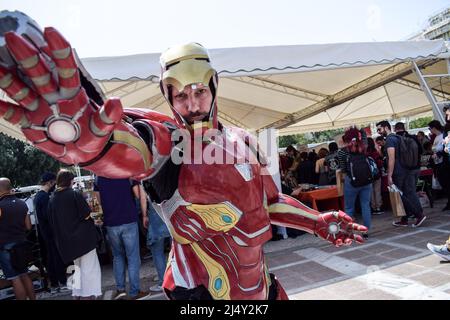 Athen, Griechenland. 16. April 2022. Cosplayer, die als ihre Lieblings-Comic-Figuren verkleidet sind, stehen für ein Foto während des Comicdom Con Festivals, einer dreitägigen Comic-Veranstaltung, die von Non-Profit-Organisationen organisiert wird. (Bild: © Dimitris Aspiotis/Pacific Press über ZUMA Press Wire) Stockfoto