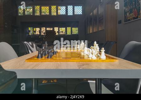 Breslau, Polen - April 2021: Schachbrett mit stehenden Schachfiguren auf Holztisch Stockfoto