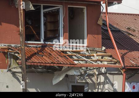 Lviv, Ukraine. 18. April 2022. Am 18. April 2022 trafen Raketenangriffe auf Lemberg ein. Sieben Menschen wurden getötet und 11 verletzt, nachdem Russland mindestens vier Raketenangriffe auf Lemberg gestartet hatte. Das Foto wurde aufgenommen, nachdem der erste Raketenangriff gegen 8:30am Uhr eine Reifenwerkstatt getroffen hatte. (Foto von Marcel Beloqui Evardone/Sipa USA) Quelle: SIPA USA/Alamy Live News Stockfoto