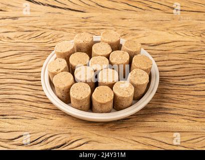 Pacoca, typisch brasilianische Erdnussbonbons und juni-Festessen über Holztisch. Stockfoto