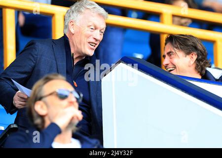 London, Großbritannien. 18. April 2022. West Ham Manager David Moyes scherzt mit Brentford Manager Thomas Frank. In London, Vereinigtes Königreich am 4/18/2022. (Foto von Carlton Myrie/News Images/Sipa USA) Quelle: SIPA USA/Alamy Live News Stockfoto