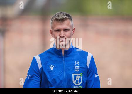 Nottingham, Großbritannien. 18. April 2022. Sam Surridge #16 von Nottingham Forest erreicht am 4/18/2022 den Stadtplatz in Nottingham, Großbritannien. (Foto von Ritchie Sumpter/News Images/Sipa USA) Quelle: SIPA USA/Alamy Live News Stockfoto