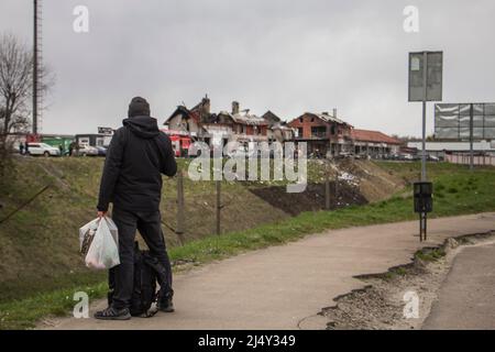 Lviv, Ukraine. 18. April 2022. Am 18. April 2022 trafen Raketenangriffe auf Lemberg ein. Sieben Menschen wurden getötet und 11 verletzt, nachdem Russland mindestens vier Raketenangriffe auf Lemberg gestartet hatte. Das Foto wurde aufgenommen, nachdem der erste Raketenangriff gegen 8:30am Uhr eine Reifenwerkstatt getroffen hatte. (Foto von Marcel Beloqui Evardone/Sipa USA) Quelle: SIPA USA/Alamy Live News Stockfoto