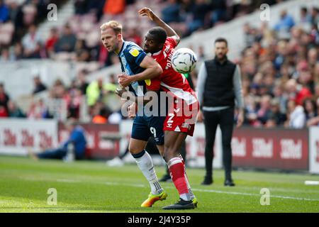 Middlesbrough, Großbritannien. 18. April 2022. Jordan Rhodes #9 of Huddersfield Town und Anfernee Dijksteel #2 of Middlesbrough in Middlesbrough, Vereinigtes Königreich am 4/18/2022. (Foto von Ben Early/News Images/Sipa USA) Quelle: SIPA USA/Alamy Live News Stockfoto