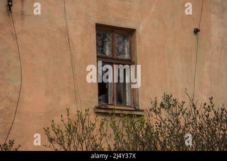 Lviv, Ukraine. 18. April 2022. Am 18. April 2022 trafen Raketenangriffe auf Lemberg ein. Sieben Menschen wurden getötet und 11 verletzt, nachdem Russland mindestens vier Raketenangriffe auf Lemberg gestartet hatte. Das Foto wurde aufgenommen, nachdem der erste Raketenangriff gegen 8:30am Uhr eine Reifenwerkstatt getroffen hatte. (Foto von Marcel Beloqui Evardone/Sipa USA) Quelle: SIPA USA/Alamy Live News Stockfoto