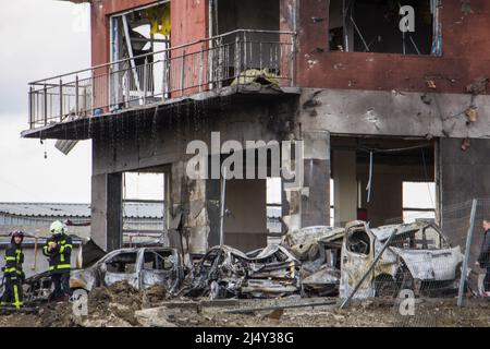 Lviv, Ukraine. 18. April 2022. Am 18. April 2022 trafen Raketenangriffe auf Lemberg ein. Sieben Menschen wurden getötet und 11 verletzt, nachdem Russland mindestens vier Raketenangriffe auf Lemberg gestartet hatte. Das Foto wurde aufgenommen, nachdem der erste Raketenangriff gegen 8:30am Uhr eine Reifenwerkstatt getroffen hatte. (Foto von Marcel Beloqui Evardone/Sipa USA) Quelle: SIPA USA/Alamy Live News Stockfoto