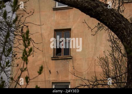 Lviv, Ukraine. 18. April 2022. Am 18. April 2022 trafen Raketenangriffe auf Lemberg ein. Sieben Menschen wurden getötet und 11 verletzt, nachdem Russland mindestens vier Raketenangriffe auf Lemberg gestartet hatte. Das Foto wurde aufgenommen, nachdem der erste Raketenangriff gegen 8:30am Uhr eine Reifenwerkstatt getroffen hatte. (Foto von Marcel Beloqui Evardone/Sipa USA) Quelle: SIPA USA/Alamy Live News Stockfoto