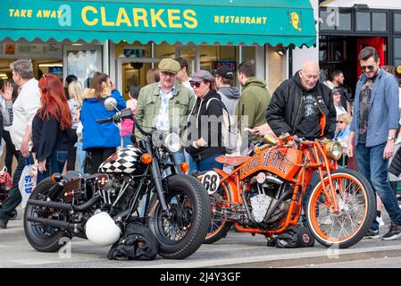 Southend on Sea, Essex, Großbritannien. 18. April 2022. Das „Southend Shakedown“ ist seit vielen Jahren ein regelmäßiger Osterfeiertag am Strand, der viele Tausende von Motorradfahrern zu ihrem ersten großen Ausritt des Jahres anzieht – daher „Shakedown“. Zurück nach einer Pause für COVID genoss die Veranstaltung das gute Wetter des Osterwochenendes. Klassische Flying Merkel- und Harley Davidson-Fahrräder parkten vor Händlern am Meer Stockfoto