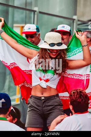 Lyon, Frankreich: Iranische Fußballfan-Frau während eines WM-Spiels 1998 zwischen den Vereinigten Staaten und dem Iran am 21. Juni 1998 im Stade de Gerland, i Stockfoto