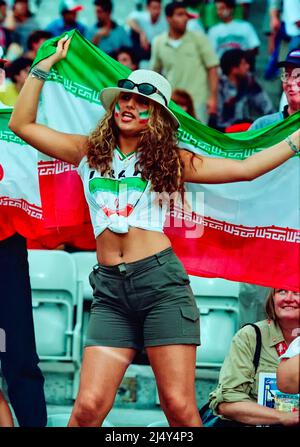 Lyon, Frankreich: Iranische Fußballfan-Frau während eines WM-Spiels 1998 zwischen den Vereinigten Staaten und dem Iran am 21. Juni 1998 im Stade de Gerland, i Stockfoto