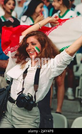 Lyon, Frankreich: Iranische Fußballfan-Frau während eines WM-Spiels 1998 zwischen den Vereinigten Staaten und dem Iran am 21. Juni 1998 im Stade de Gerland, i Stockfoto