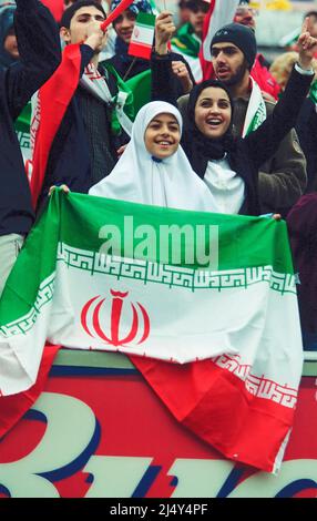 Lyon, Frankreich: Iranische Fußballfan-Frau während eines WM-Spiels 1998 zwischen den Vereinigten Staaten und dem Iran am 21. Juni 1998 im Stade de Gerland, i Stockfoto