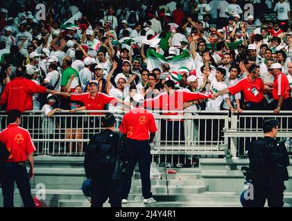 Lyon, Frankreich: Die französische Bereitschaftspolizei kontrolliert die Menge während eines WM-Spiels 1998 zwischen den Vereinigten Staaten und dem Iran am 21. Juni 1998 im Stade Stockfoto