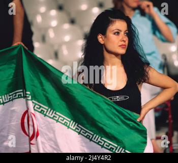 Lyon, Frankreich: Iranische Fußballfan-Frau während eines WM-Spiels 1998 zwischen den Vereinigten Staaten und dem Iran am 21. Juni 1998 im Stade de Gerland, i Stockfoto