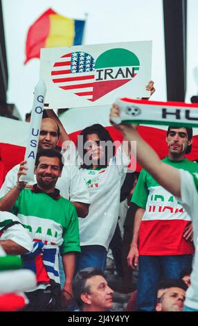 Lyon, Frankreich: Weibliche iranische Fußballfans während eines WM-Spiels 1998 zwischen den Vereinigten Staaten und dem Iran am 21. Juni 1998 im Stade de Gerland, Stockfoto