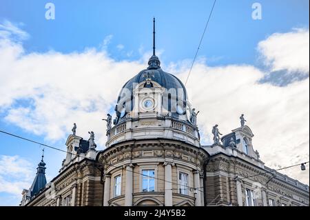 Postgebäude von Ljubljana, Slowenien an einem sonnigen Tag. Stockfoto