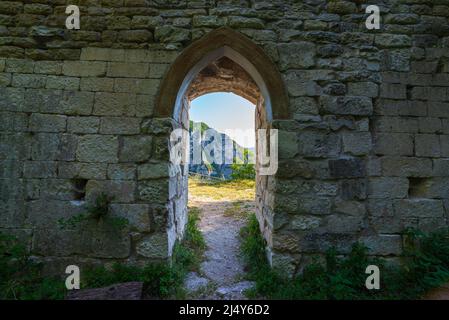 Eingang beim Einsiedlerkloster in den Bergen der Region Marken, Italien. Blick von der Tür auf die malerische Landschaft. Stockfoto