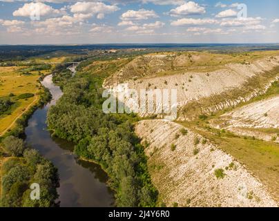 Der Fluss Sewerskiy Donez, umgeben von Kalkfelsen, ein Schutzgebiet in der Nähe von Swjatogorsk, Ukraine. Drohnenfoto. Stockfoto