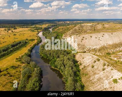 Der Fluss Sewerskiy Donez, umgeben von Kalkfelsen, ein Schutzgebiet in der Nähe von Swjatogorsk, Ukraine. Drohnenfoto. Stockfoto