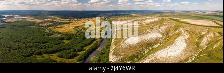 Der Fluss Sewerskiy Donez, umgeben von Kalkfelsen, ein Schutzgebiet in der Nähe von Swjatogorsk, Ukraine. Drohnenfoto. Stockfoto