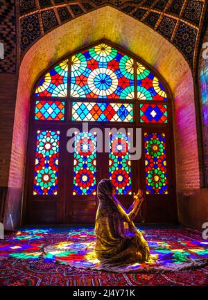 Die Nasir al-Mulk Moschee (Masjed-e Nasir ol-Molk), auch bekannt als die Rosa Moschee (Masjed-e Surati), befindet sich in Shiraz, Iran Stockfoto