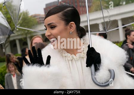 Washington, Vereinigte Staaten. 18. April 2022. Die Schauspielerin Sofia Carson kommt am Montag, den 18. April 2022, bei der Ostereierrolle des Weißen Hauses 2022 im Weißen Haus in Washington, DC an. Quelle: Chris Kleponis/CNP/dpa/Alamy Live News Stockfoto