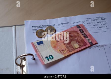 Symbolbild für den in Deutschland geforderten Mindestlohn von 12 Euro, Ergebnisrechnung - ohne identifizierbare personenbezogene Daten. Stockfoto