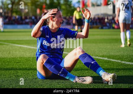 Leverkusen, Deutschland. 18. April 2022. Milena Nikolic (10 Leverkusen) reagiert beim DFB-Pokal der Frauen 2021/2022 im Halbfinalspiel zwischen Bayer 04 Leverkusen und Turbine Potsdam im Ulrich-Haberland-Stadion in Leverkusen mit dem Austrocknen des Schiedsrichters. Norina Toenges/Sports Press Foto: SPP Sport Press Foto. /Alamy Live News Stockfoto