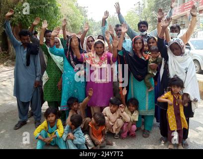 Die Bewohner von Qasimabad veranstalten am Montag, dem 18. April 2022, im Hyderabad-Presseclub eine Protestdemonstration gegen die hohe Handlbarkeit der Polizei. Stockfoto