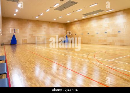 Innenausstattung eines leeren modernen Basketball- oder Fußball-Hallensportplatzes Stockfoto