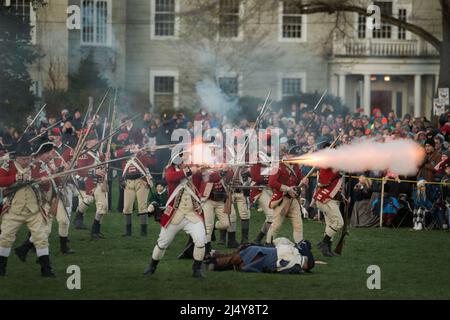 Nachstellung der Schlacht von Lexington, 18. April 2022. Lexington Minute Men Reenact die Schlacht von Lexington, Massachusetts. Bekannt als der weltweit gehörte Schuss und der Beginn der amerikanischen Revolution gegen die Briten im Jahr 1775. Quelle: Chuck Nacke/Alamy Live News Stockfoto