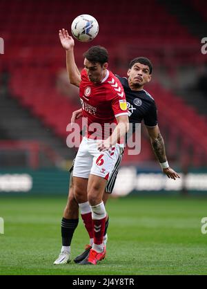 Matthew James von Bristol City (links) und Morgan Gibbs-White von Sheffield United kämpfen beim Sky Bet Championship-Spiel am Ashton Gate in Bristol um den Ball. Bilddatum: Montag, 18. April 2022. Stockfoto