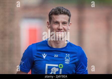 Nottingham, Großbritannien. 18. April 2022. Ryan Yates #22 von Nottingham Forest trifft am 4/18/2022 auf dem City Ground in Nottingham, Großbritannien, ein. (Foto von Ritchie Sumpter/News Images/Sipa USA) Quelle: SIPA USA/Alamy Live News Stockfoto