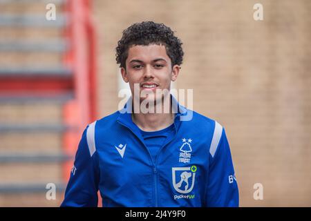 Nottingham, Großbritannien. 18. April 2022. Brennan Johnson #20 aus Nottingham Forest trifft am 4/18/2022 auf dem City Ground in Nottingham, Großbritannien, ein. (Foto von Ritchie Sumpter/News Images/Sipa USA) Quelle: SIPA USA/Alamy Live News Stockfoto