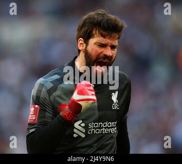 LONDON, ENGLAND - 16. APRIL: Liverpools Alisson Becker feiert das Liverpool 3.-Tor von Liverpools Sadio Mane im Halbfinale des FA Cup zwischen Manche Stockfoto