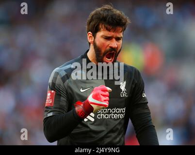 LONDON, ENGLAND - 16. APRIL: Liverpools Alisson Becker feiert das Liverpool 3.-Tor von Liverpools Sadio Mane im Halbfinale des FA Cup zwischen Manche Stockfoto