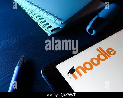 KIEW, UKRAINE - 30. März 2022. Tablet mit moodle-Logo und Notebooks. Stockfoto