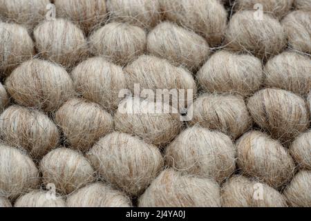 Naturfasern, die zu einem Bodenbelag verarbeitet werden. Stockfoto